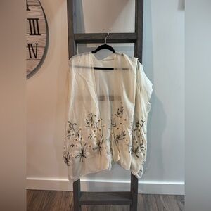 NWT Eclipse Daisy Kimono Shawl